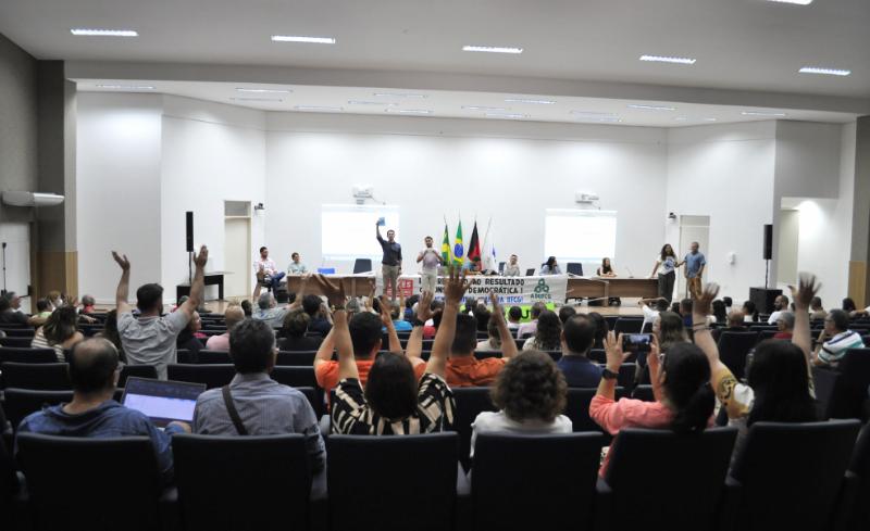 Camilo Farias (reitor) e Fernanda Leal (vice) foram eleitos pelos conselheiros com 43 votos.